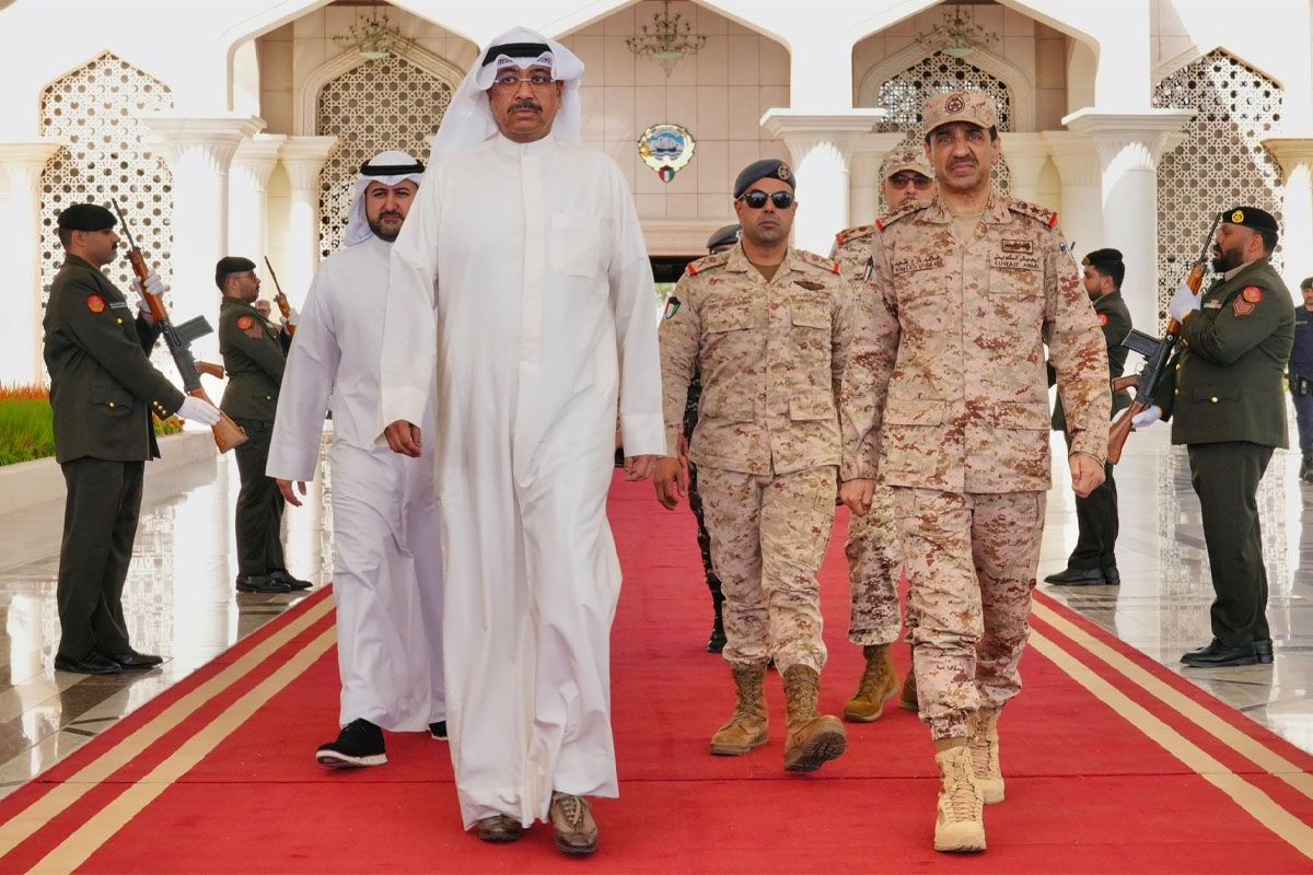 وزير الدفاع يغادر البلاد متوجهاً إلى تركيا