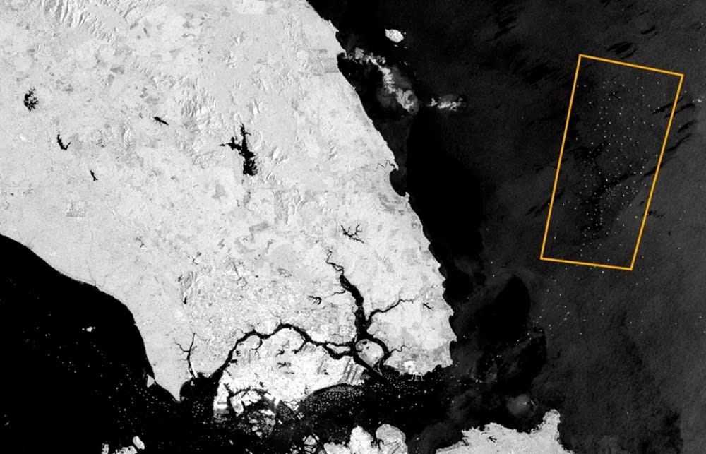 تظهر لقطات الأقمار الصناعية المزودة برادار الفتحة التركيبية (SAR) سفنًا داخل الحدود الخارجية الشرقية للميناء قبالة سواحل ماليزيا في 18 أبريل/نيسان 2026.
