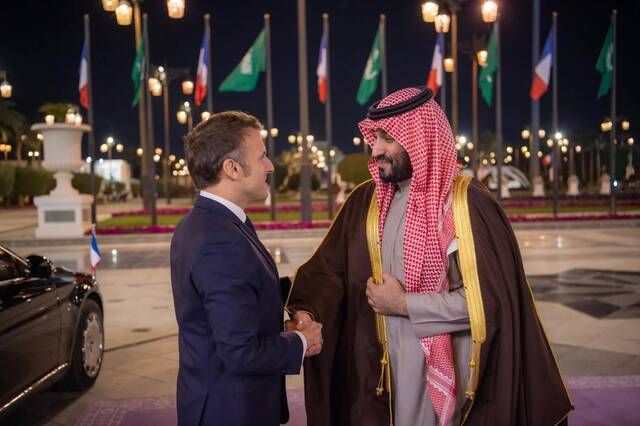 ولي العهد ورئيس فرنسا يؤكدان دعم الحلول الدبلوماسية وضمان حرية الملاحة