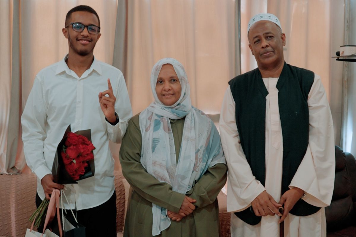 أحمد إدريس مع والديه