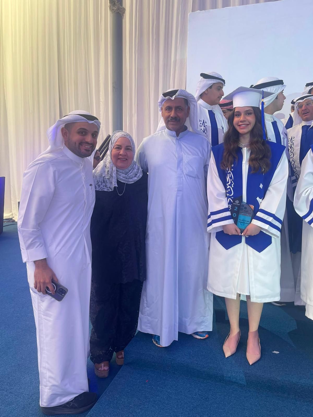 سارة القطان مع أسرتها