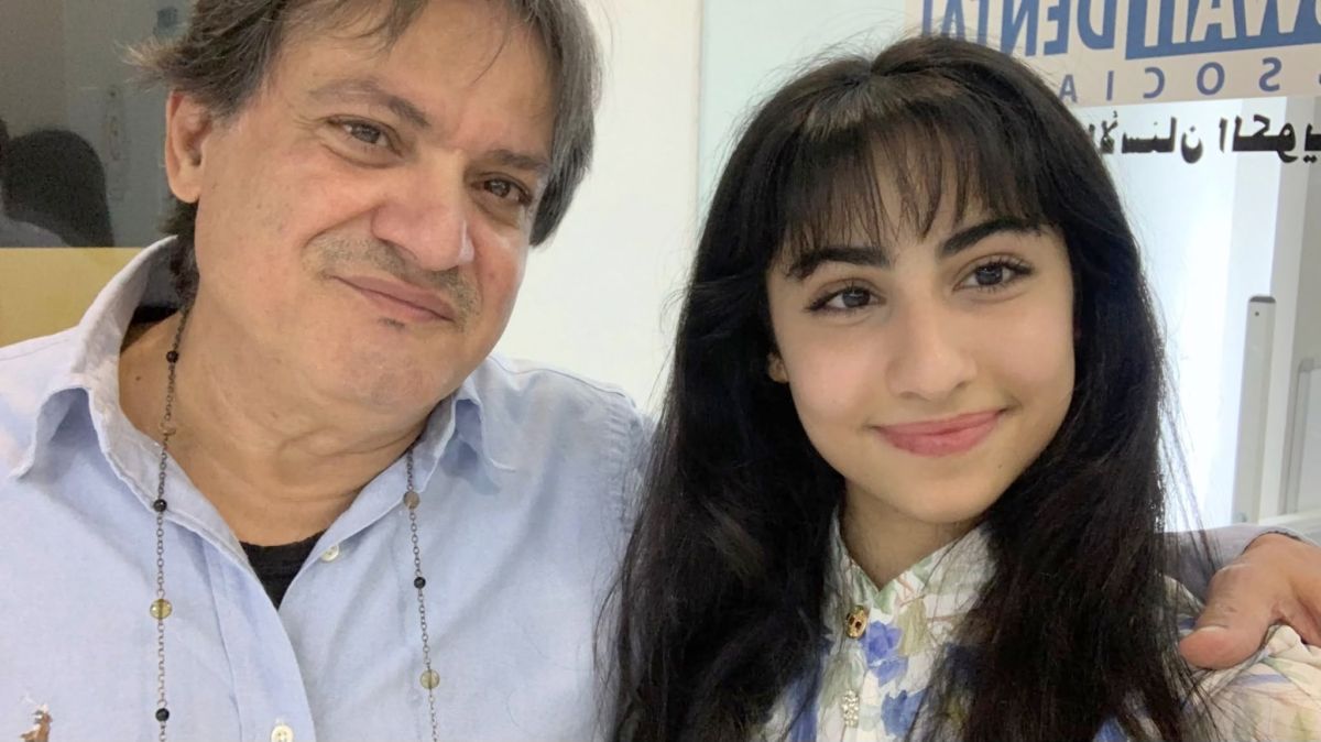 منار فاعور مع والدها