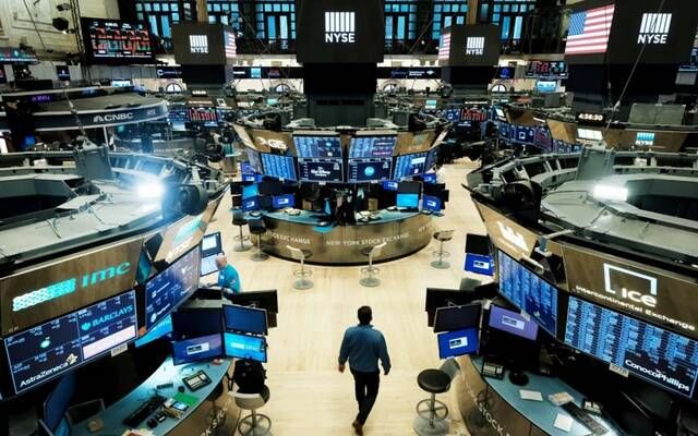 الأسهم الأمريكية تتراجع مع صعود النفط وترقب قرار الفيدرالي