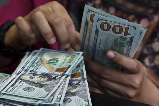 الدولار يتعافى ولكنه يتجه لخسارة شهرية