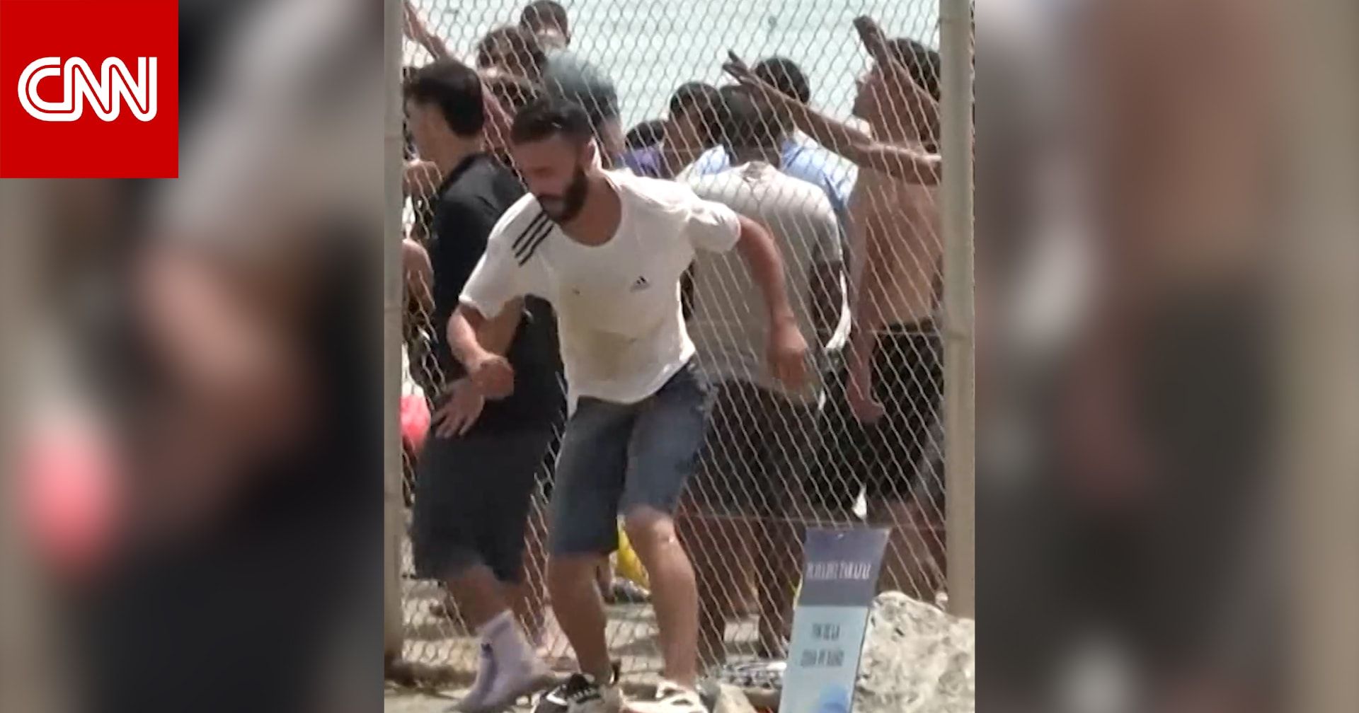 مهاجر مقيم في إسبانيا يصف رحلة عبور عشرات الآلاف إلى "سبتة"