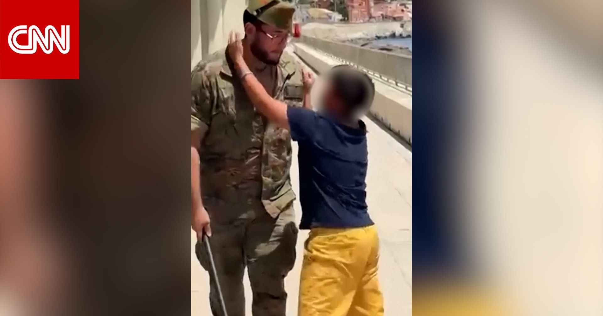 جنود إسبان يرافقون طفلًا مغربيًا باكيًا إلى الحدود في سبتة