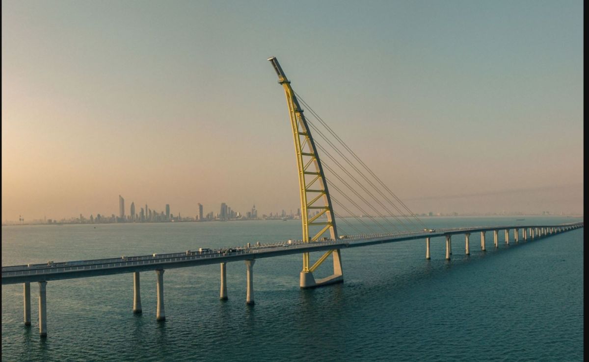 فرق الإطفاء و الإنقاذ البحري تعاملت مع محاولة إنتحار من أعلى جسر الشيخ جابر
