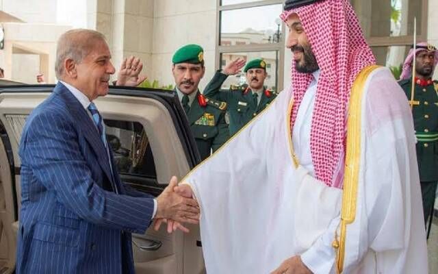 ولي العهد يلتقي رئيس وزراء باكستان لبحث العلاقات الثنائية والتطورات الإقليمية