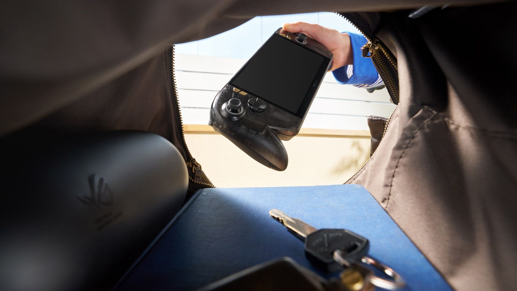 يد تضع جهاز ROG XBOX Ally X20 في حقيبة