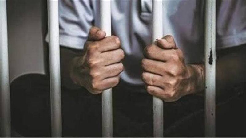 بالمكياج والملابس النسائية، حبس عاطل انتحل صفة فتاة للنصب على ضحاياه