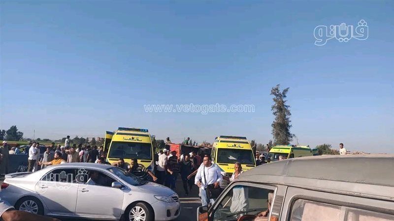 مصرع شخص وإصابة 13 في تصادم "ميكروباص" وردية عمال " بـ"تريلا" بطريق رأس غارب الزعفرانة
