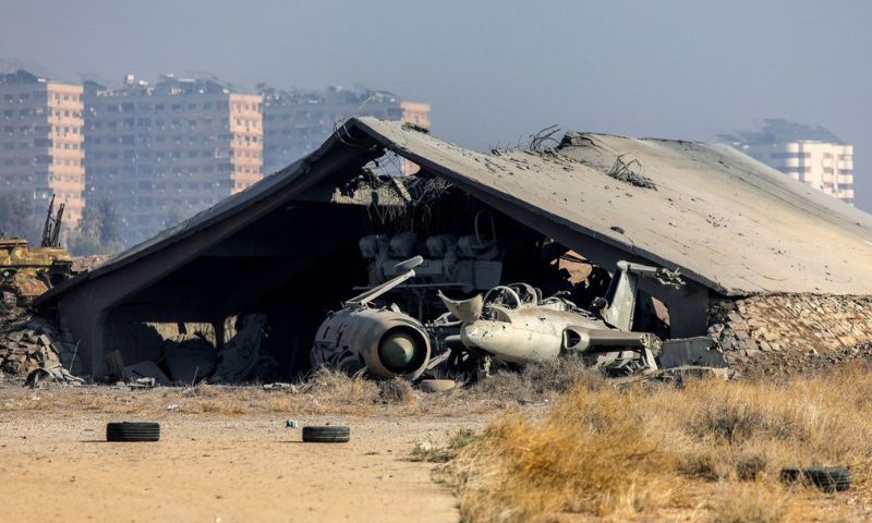 حظيرة أسمنتية في مطار المزة العسكري تعرضت للقصف من الطيران الإسرائيلي - 9 كانون الأول 2024 (AFP)