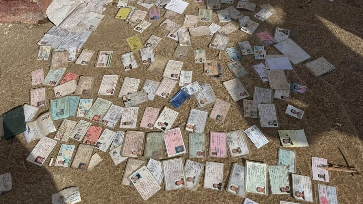 وثائق وبطاقات شخصية مرمية على الأرض في مقر المخابرات الجوية بمطار المزة العسكري - 26 كانون الأول 2024 (طه بالي/فيسبوك)