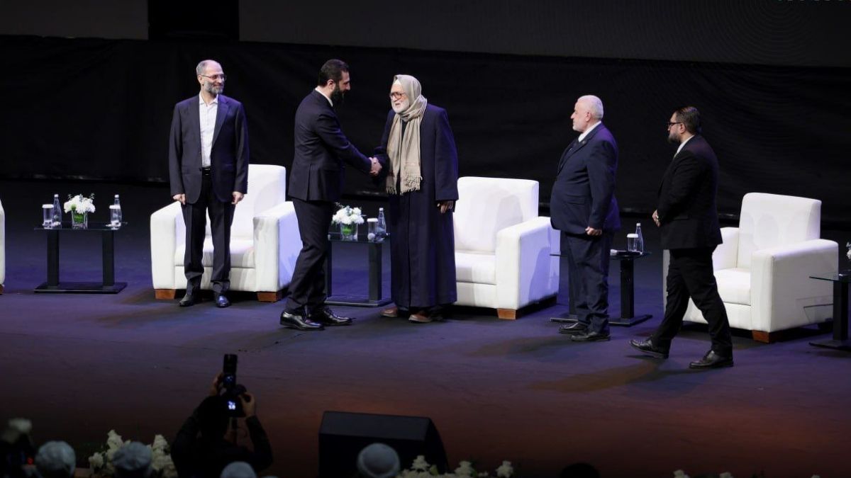 الرئيس السوري أحمد الشرع يصافح مفتي الجمهورية الشيخ أسامة الرفاعي في مؤتمر توحيد الخطاب الإسلامي - 16 شباط 2026 (سانا)