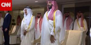 السعودية.. شخص قرب محمد بن سلمان يرتدي بدلة رسمية يثير تكهنات خلال نهائي كأس الملك