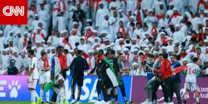 لاعب إماراتي يشعل تفاعلاً.. هذا ما فعله مع والدته بعد الفوز على سلطنة عُمان