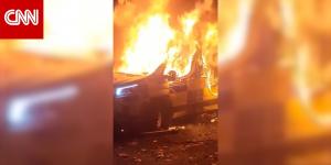 فيديو لمحتجين يحرقون سيارة شرطة خارج مركز لجوء في دبلن