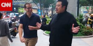 "ترامب الصيني".. شاهد كيف يقلد رجل صيني بطريقة طريفة الرئيس الأمريكي