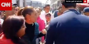 رجل "مخمور" يتحرش برئيسة المكسيك ويتحسسها علنًا.. وهذا ما فعلته شينباوم