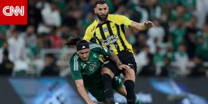 تصرف إيبانيز تجاه بنزيما خلال مباراة الاتحاد والأهلي يثير تفاعلاً