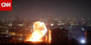 لحظة سقوط صواريخ روسية ضخمة على كييف في أكبر هجوم منذ أسابيع