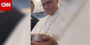 شاهد بابا الفاتيكان يحتفل بعيد الشكر على متن الطائرة بفطيرة اليقطين أثناء توجهه لتركيا