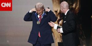 ترامب أول رئيس يُمنح جائزة الفيفا للسلام.. ويجدد تهديده بضرب فنزويلا برا