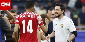 من الملعب.. الأمير الحسين والأمير هاشم يحتفلان مع لاعبي الأردن بالتأهل لنهائي كأس العرب