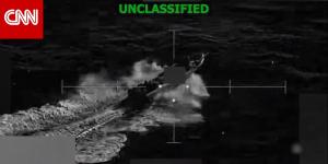 لحظة تدمير الجيش الأمريكي قارب مخدرات مزعوم وسط البحر