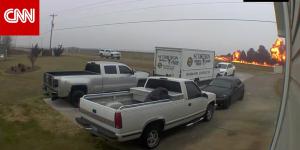 كاميرا مراقبة ترصد لحظة تحطم طائرة في أمريكا.. شاهد ما حدث