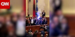 مشاعل دخانية وصراخ.. فيديو يُظهر اندلاع مشادة بين النواب في البرلمان الألباني