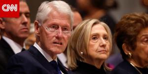 مسؤول أمريكي ينشر صورة بيل كلينتون بحوض استحمام ساخن مع إحدى ضحايا إبستين