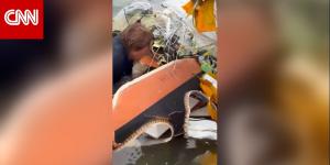 رجل يقفز في الماء لإنقاذ امرأة محاصرة وسط حطام طائرة سقطت في البحر