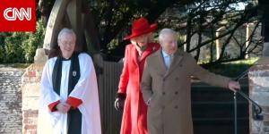 شاهد.. العائلة المالكة البريطانية ترحب بالحشود بعد قداس عيد الميلاد