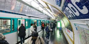 جرح 3 نساء في هجمات بسكين في مترو باريس وتوقيف المشتبه به