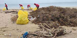 فريق الغوص يرفع 4 أطنان من المخلفات في حملته البيئية بساحل الزور