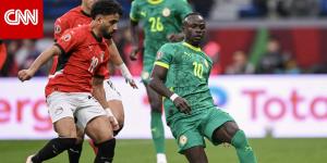 تصرف "صادم" من لاعبي منتخب مصر مع الحكم بعد الخسارة أمام السنغال