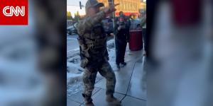 حشدٌ يمنع ضباطا فيدراليين من اقتحام مطعم بيتزا في مينيسوتا.. شاهد ما حدث