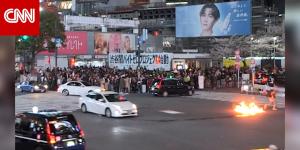 حريق في تقاطع "شيبويا" الشهير بطوكيو.. وفيديو يُظهر لحظة إشعال رجل النار