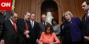 فيديو منسوب لـ"توقيع مذكرة عزل ترامب" مؤخرًا.. هذه حقيقته