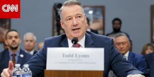 المسؤول عن الترحيل الجماعي للمهاجرين بإدارة ترامب يتنحى عن منصبه