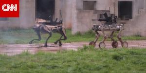 كلاب آلية مُسلحة و مُسيّرات هجومية.. شاهد المعدات التي يتدرب الجيش الصيني بجانبها