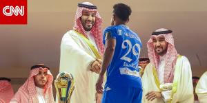 السعودية.. موقف "طريف" للاعب الهلال بعد مصافحته لمحمد بن سلمان