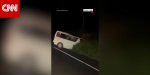 اصطدام حافلة بفيل.. شاهد اللحظات الدامية