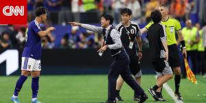سبورة وأرقام عملاقة.. مدرب اليابان يبتكر طريقة جديدة لتوجيه لاعبيه في كأس العالم