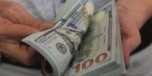 الدولار يواصل مكاسبه بعد تثبيت الفائدة وتوقعات رفعها مستقبلًا