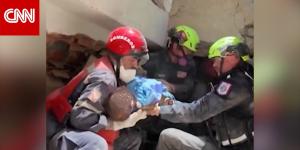 شاهد.. لحظة إنقاذ رضيع ووالدته من تحت أنقاض زلزال فنزويلا المدمر