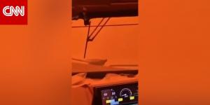 وسط ذعر الركاب.. شاهد حريق غابات يلتهم عربة قطار في كندا