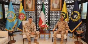 رئيس الأركان العامة يبحث مع الملحق العسكري الإيطالي لدى البلاد موضوعات مشتركة