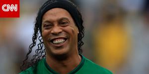 نبأ عاجل .. بعد 11 عامًا على اعتزاله.. رونالدينيو يصل إلى إيطاليا لخوض تجربة احترافية كلاعب في عمر الـ46 - بوابة مصر الجديدة